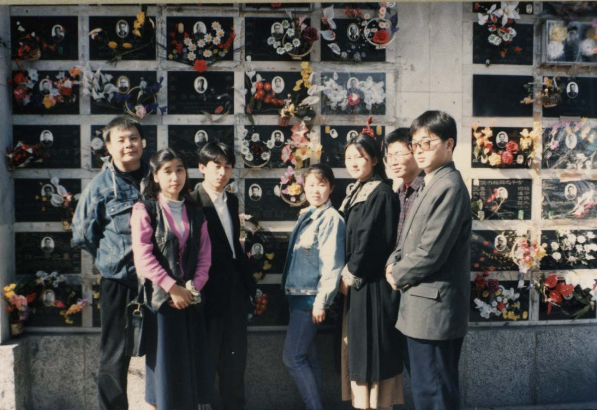孟昭晋带乐鱼体育app下载官网(中国)_官方最新版安卓/苹果版下载,学生拜谒王重民墓